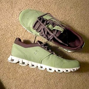 On Cloud tennis shoes. Green with purple accent. Women’s 9.5